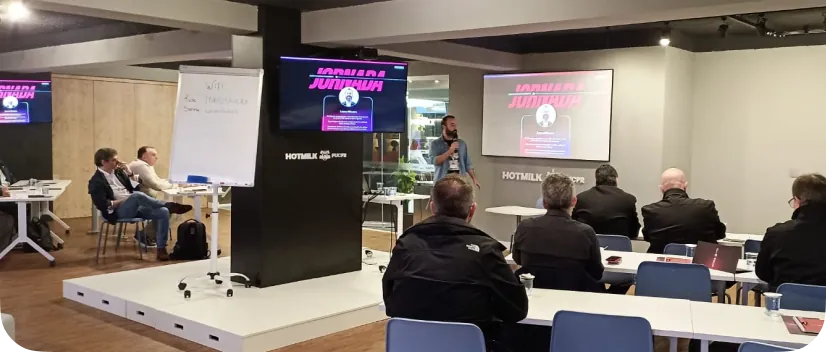 Turma da Electrolux acompanhando a imersão em IA no auditório da HOTMILK