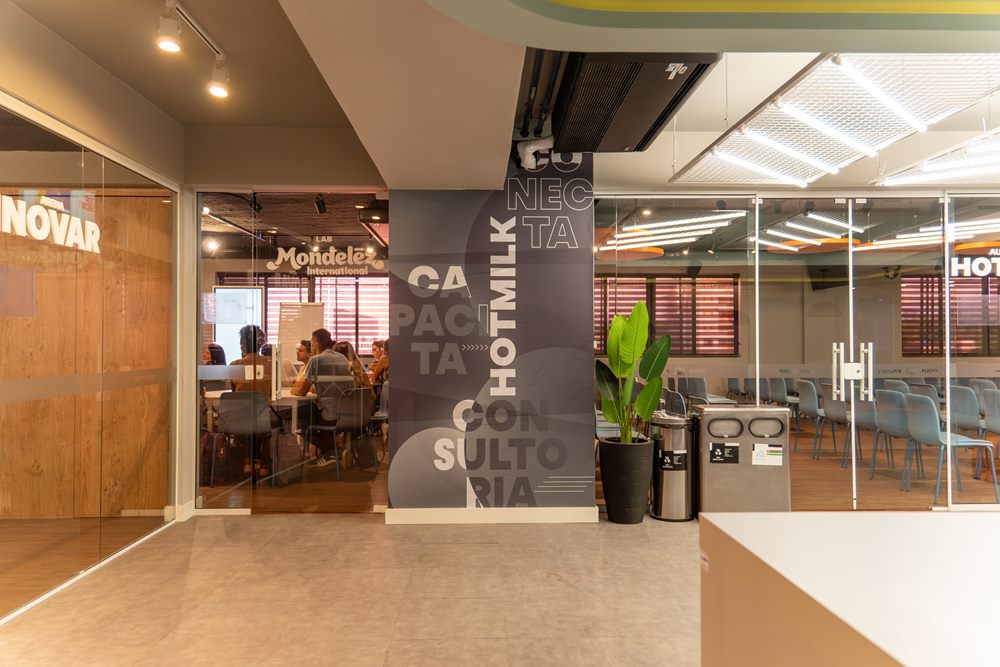 Pilar HOTMILK e salas de vidro no Hub de Inovação