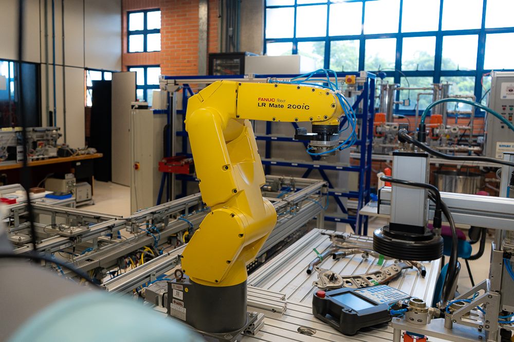 Braço robótico em laboratório de automação da PUCPR