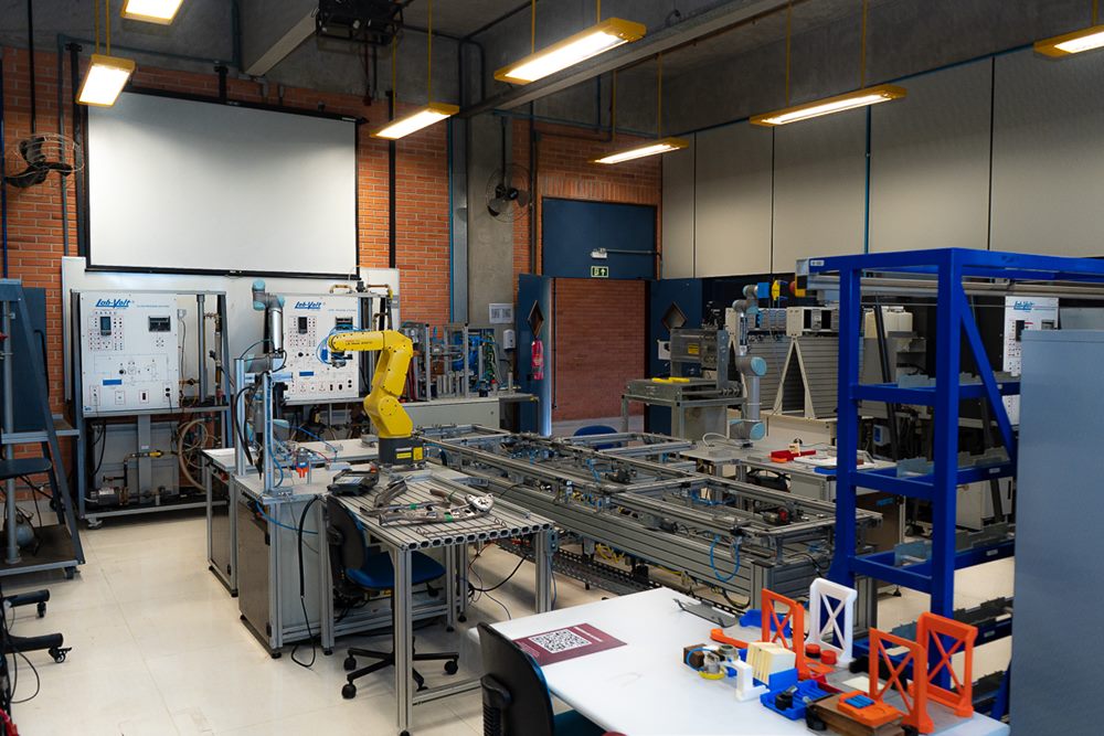 Bancadas de automação industrial em laboratório da PUCPR