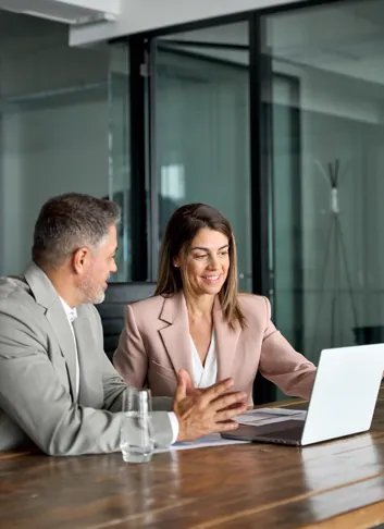 Executivos conversando em uma reunião de trabalho