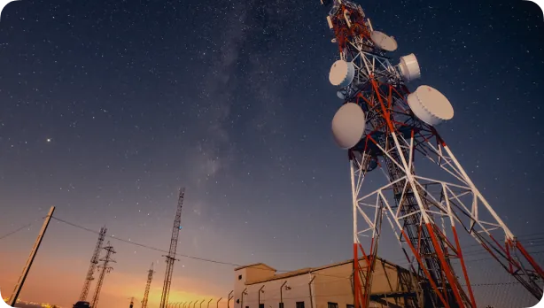 Torre de telecomunicações com antenas sob o céu estrelado
