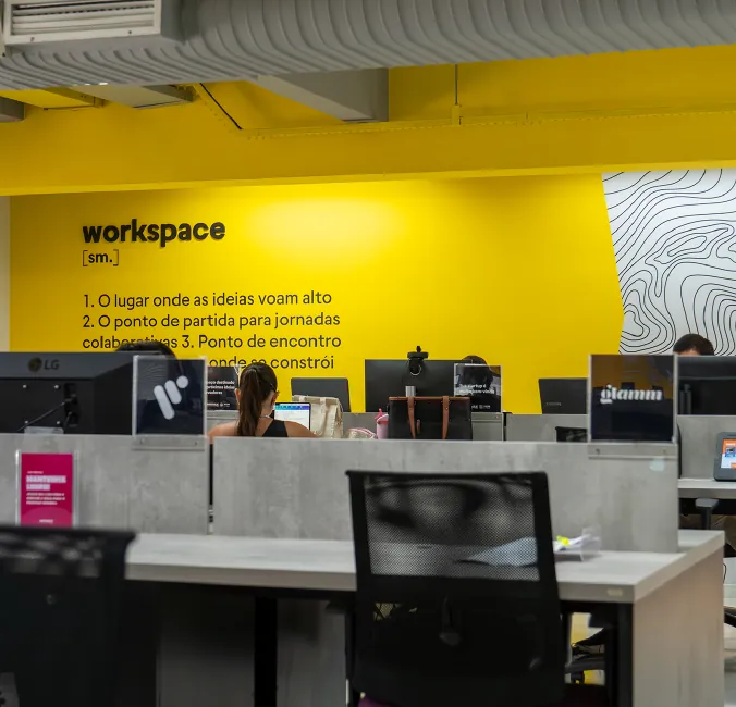 Estações de trabalho fixas em área de workspace